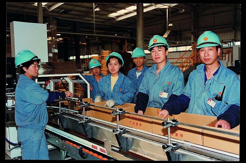 1997年天津润滑油调配厂的生产线员工