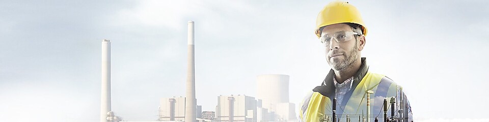 电力工程师正在通过对讲机与团队对话,确保其顺利操作。