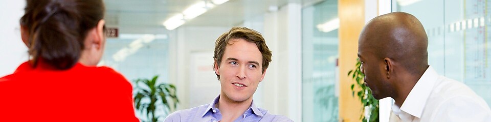 两名面试官正在面试一个应聘者