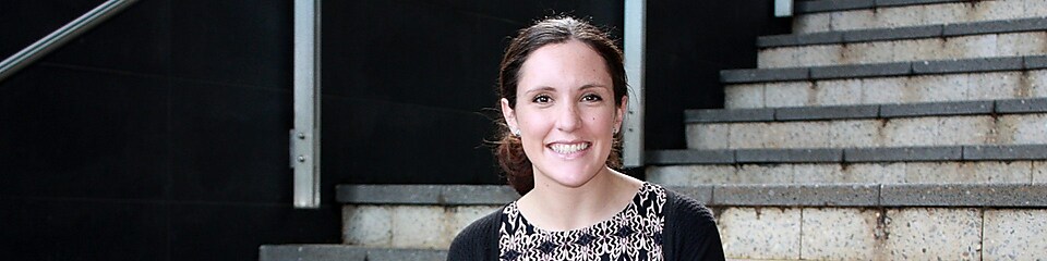 Siobhan Kelly 在一段水泥楼梯前微笑