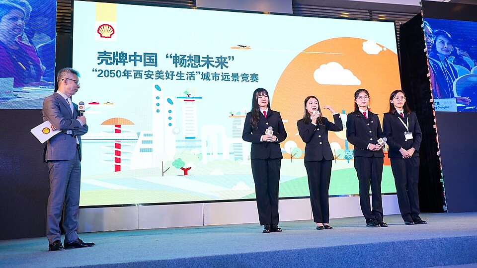 来自中国民航大学的选手在台上讲演