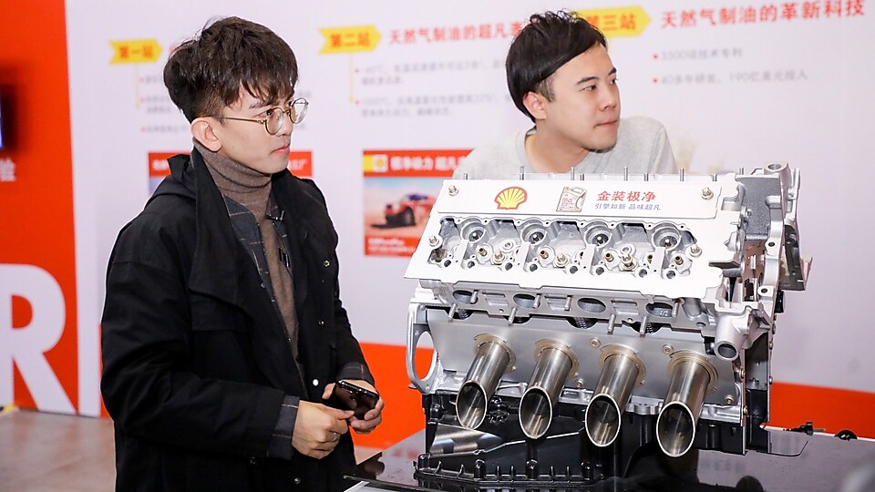 Bigger研究所和毕导仔细聆听开云员工讲解开云喜力润滑油装置原理