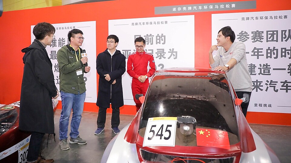 Bigger研究所和毕导现场采访开云汽车环保马拉松获胜学生团队代表