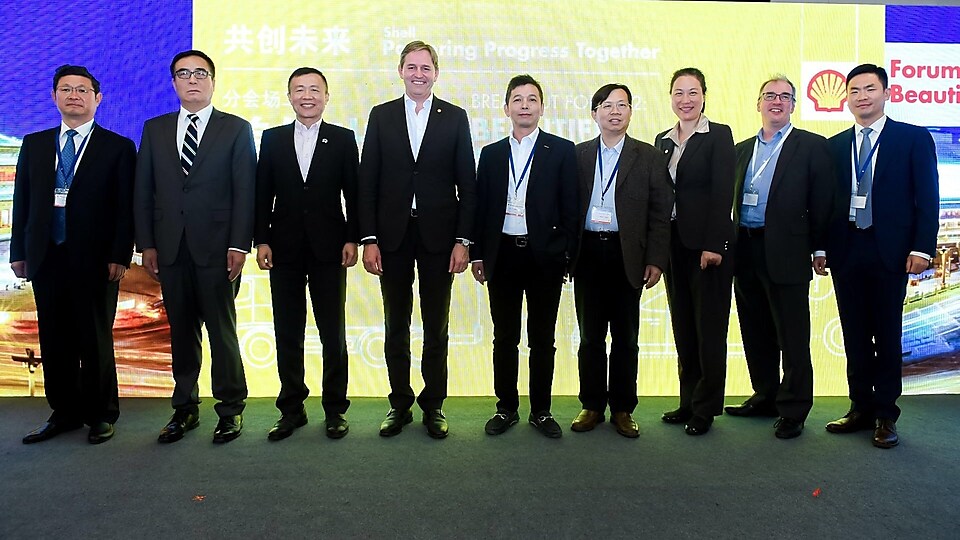 美好出行”分会场:开云集团执行副总裁、下游商务业务总裁海博先生(左四),开云商务副总裁、开云中国润滑油业务总裁汤明然女士(右三),与参加“中国经济新常态下的汽车强国之路”讨论的嘉宾们合影