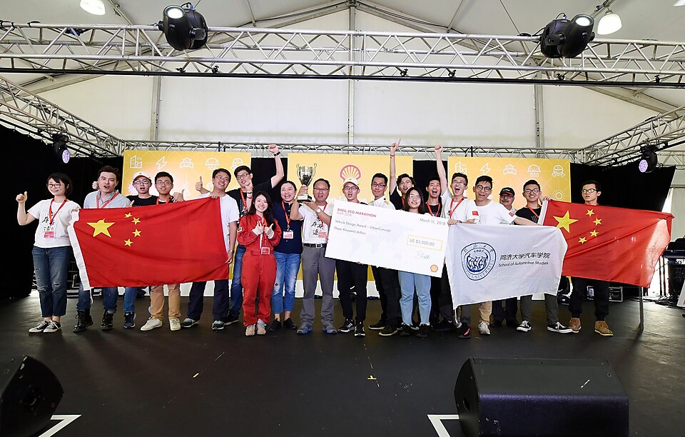 汽车设计奖得主---来自同济大学的志远车队和指导老师在台上合影庆祝 (2018年新加坡)。