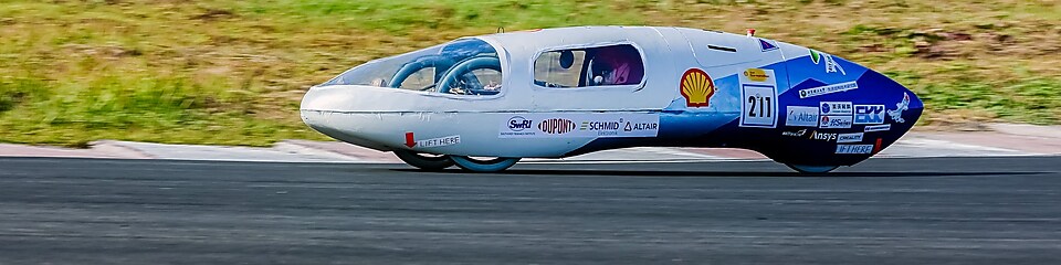 白色赛车在赛道上行驶