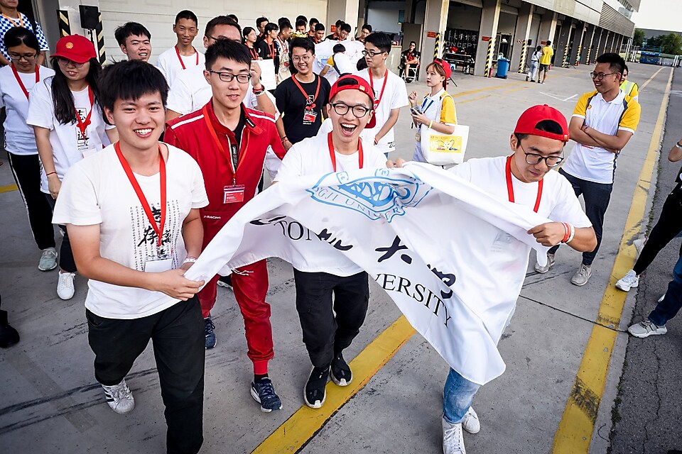 学生们兴奋的上台领奖 