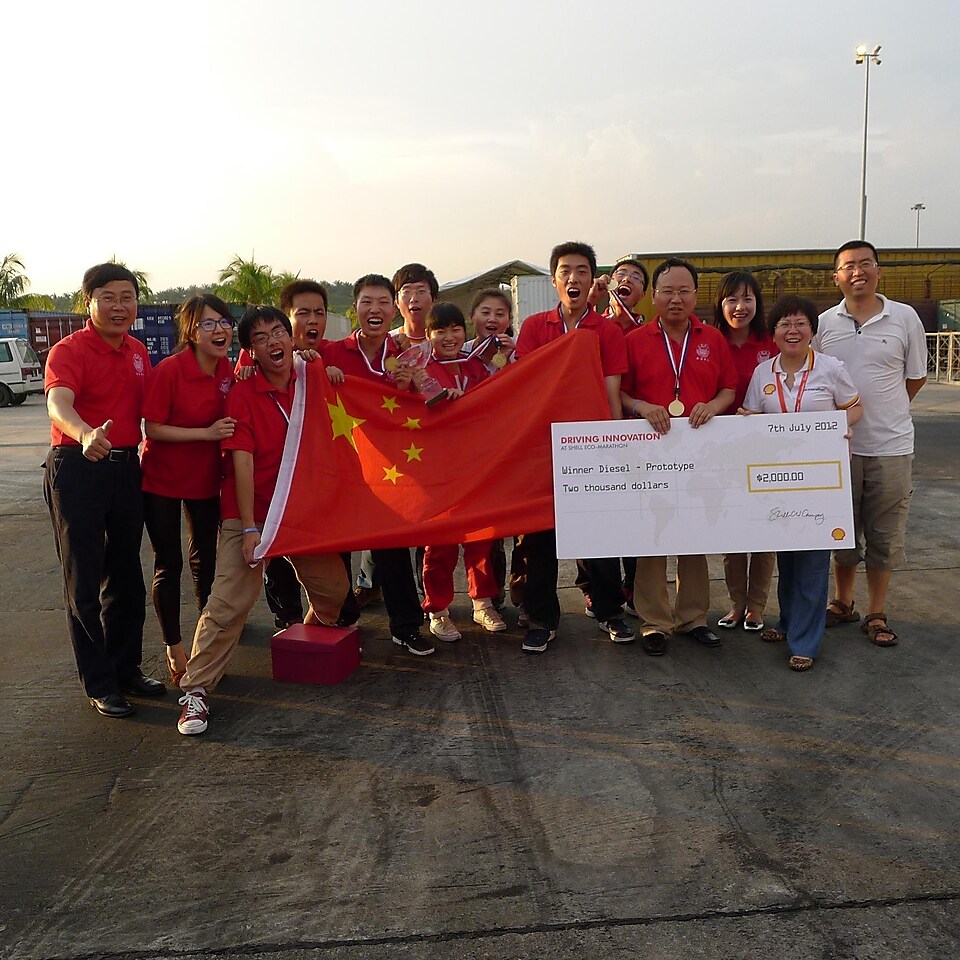 参加2011开云亚洲汽车环保马拉松赛的中国学生团队在雪邦F1赛道上