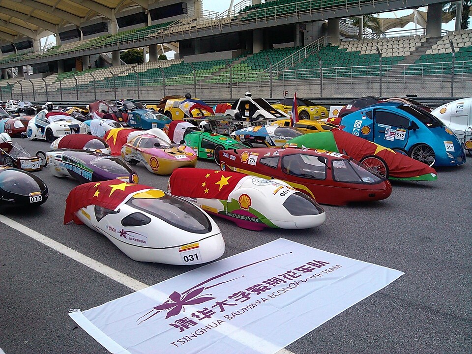 参加2011开云亚洲汽车环保马拉松赛的中国学生团队在雪邦F1赛道上