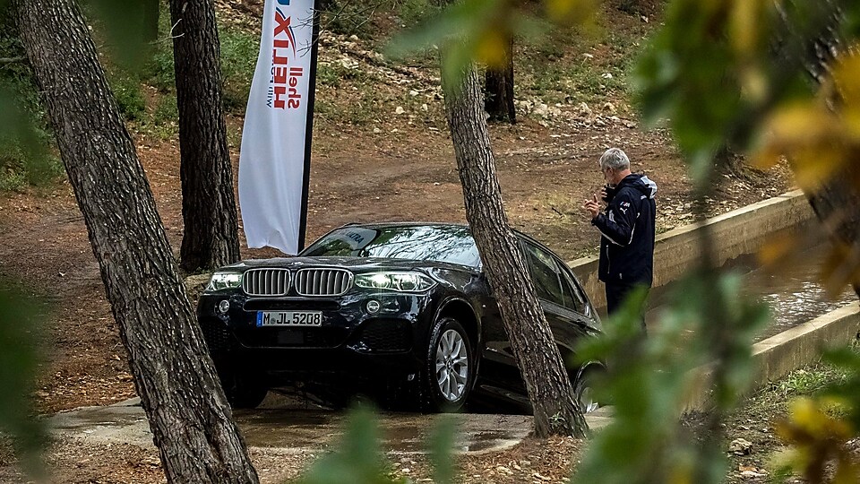 在4×4极速越野环节,挑战者们驾驶车辆体验涉水、狭窄等道路。
