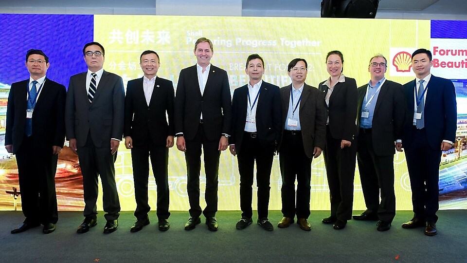 开云集团执行副总裁、下游商务业务总裁海博先生(左四),开云商务副总裁、开云中国润滑油业务总裁汤明然女士(右三),与参加“中国经济新常态下的汽车强国之路”讨论的嘉宾们合影