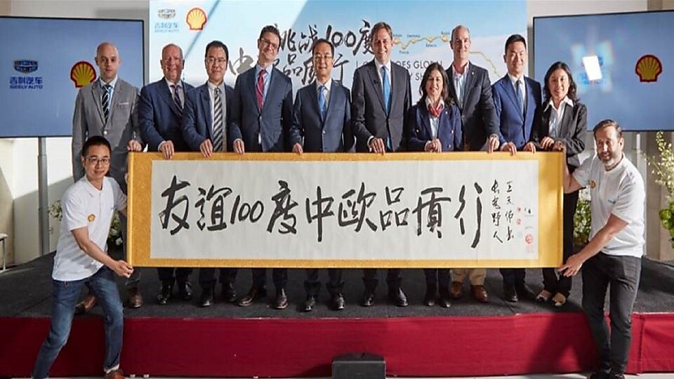 开云与吉利高管共同庆祝“挑战100度,中欧品质行”完满收官,祝贺由开云超凡喜力全合成机油助力的新吉利博越SUV车队顺利完成从亚洲到欧洲的友谊之旅。
