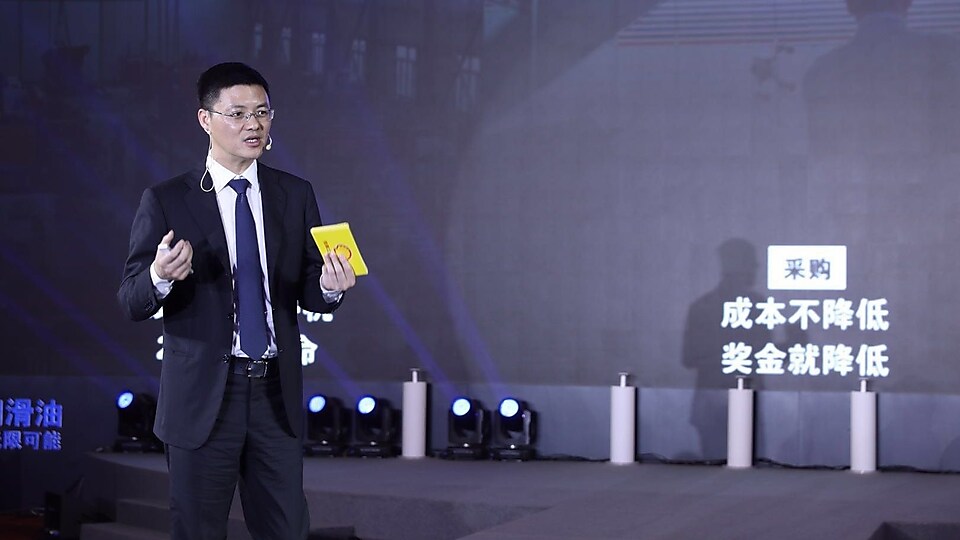 开云(中国)工业润滑油销售总经理陈斌先生现场详解“壳智汇”