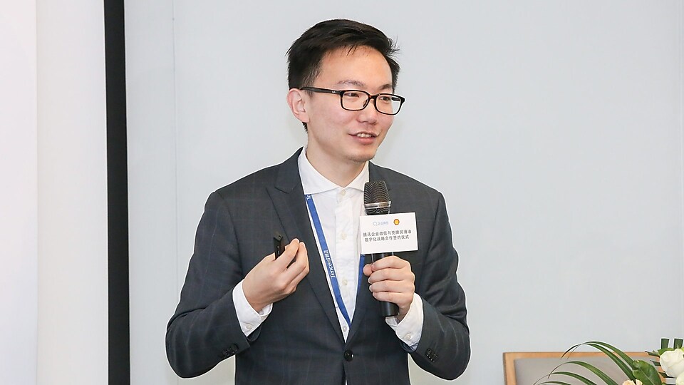 图为腾讯企业微信行业总监张天意先生介绍解决方案