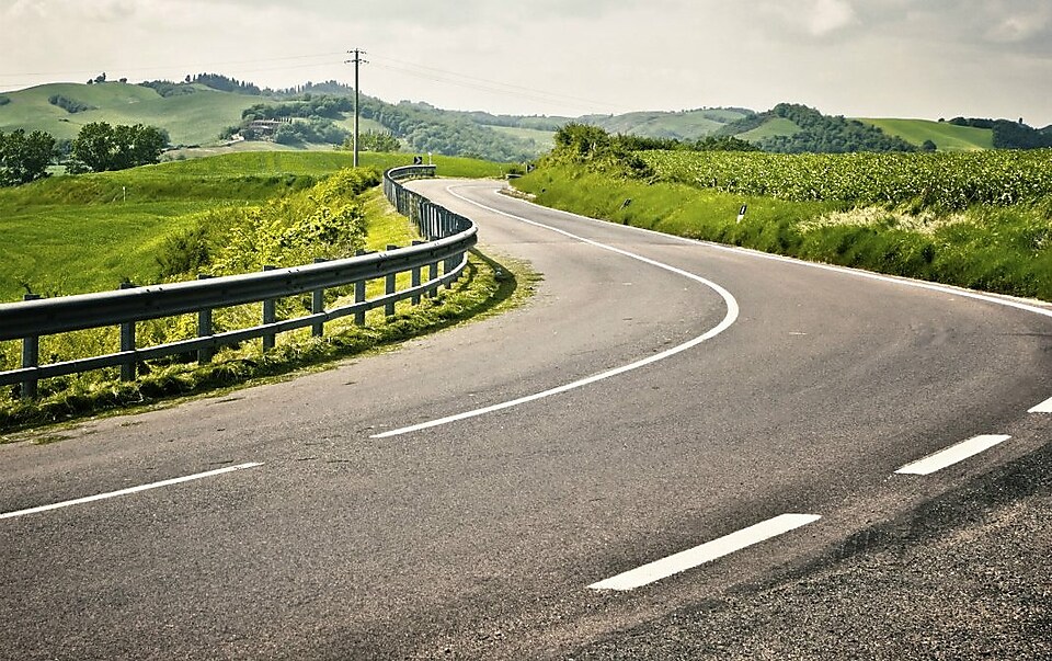 树木环绕下的一条维护良好的道路