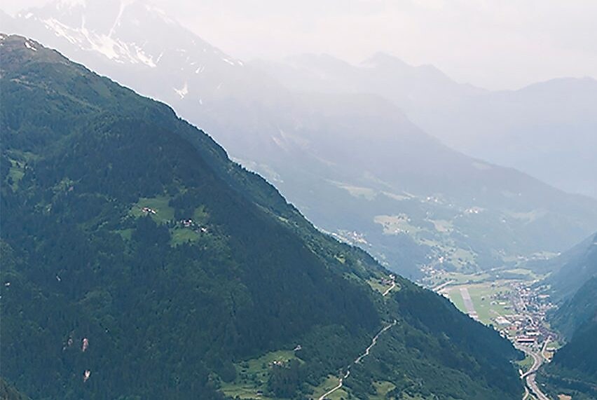 美丽景色下,山谷之间的道路
