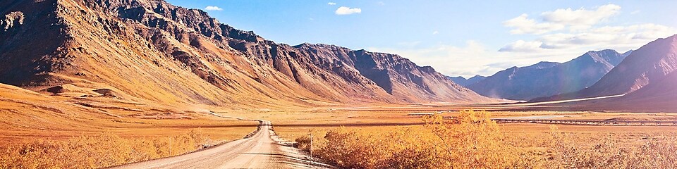 包围在崇山峻岭之中的空旷土路