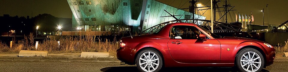 阿姆斯特丹街道上停泊的红色轿车