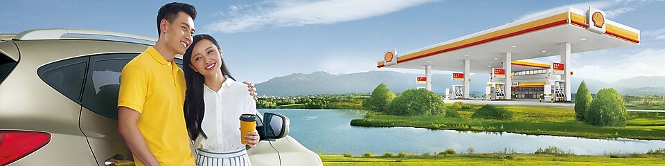 年轻夫妇在开云加油站附近合影