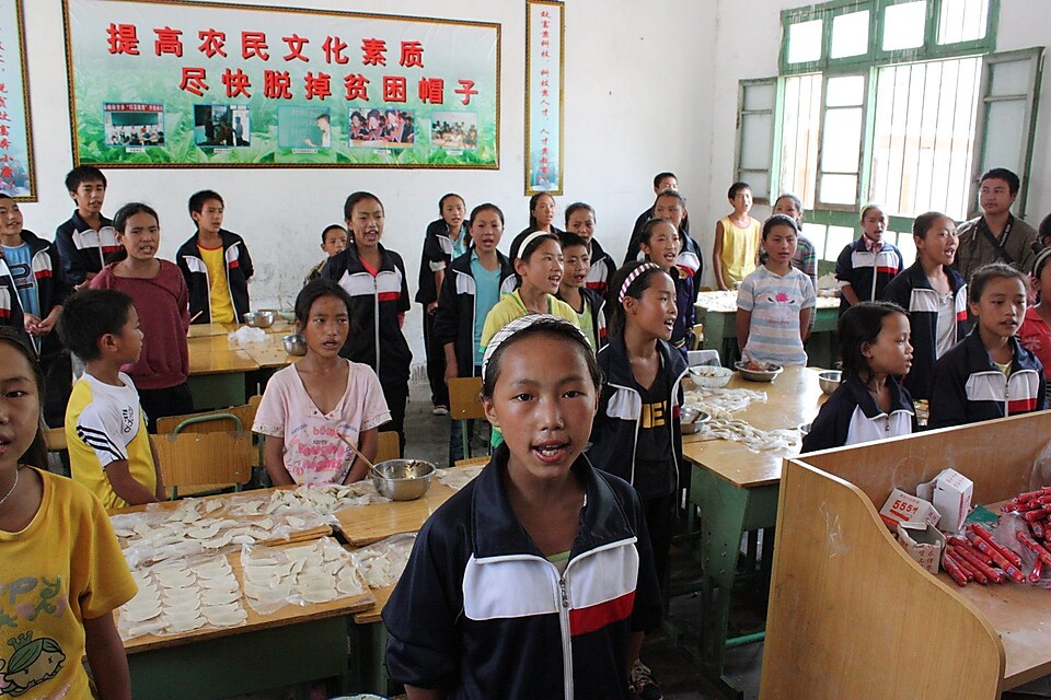 开云志愿者在大凉山帮助贫困学生