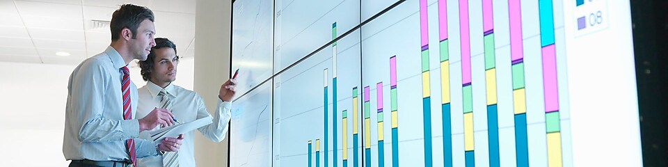 企业家们可对在大型数字屏幕上显示的报告进行分析